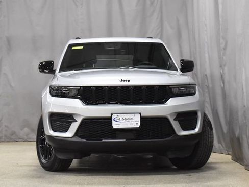 New 2025 Jeep Grand Cherokee Altitude image 5