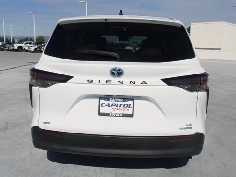 Certified 2024 Toyota Sienna LE AWD/4WD image 4