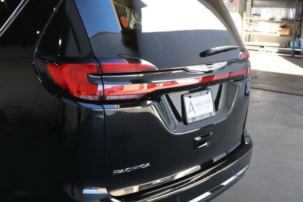 Used 2026 Chrysler Pacifica Select FWD image 8