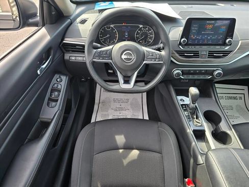 Used 2025 Nissan Altima 2.5 SV FWD image 3