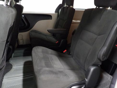 Used 2015 Dodge Grand Caravan American Value Package w/ UConnect Hands-Free Group FWD image 10