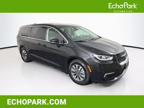 Used 2023 Chrysler Pacifica Touring-L FWD image 1