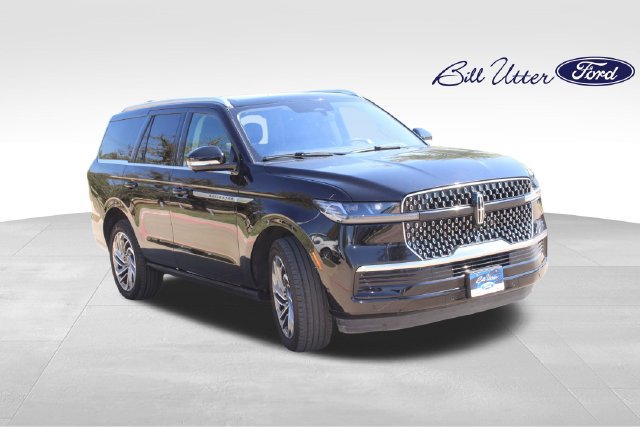 Used 2025 Lincoln Navigator Reserve AWD/4WD image 3