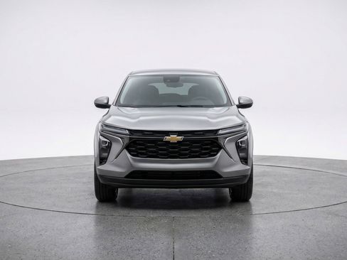 Used 2025 Chevrolet Trax LT image 2
