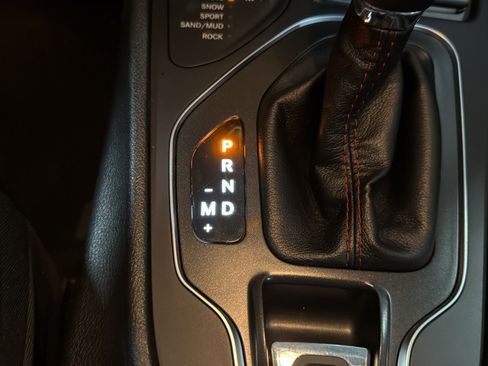 Used 2019 Jeep Cherokee Trailhawk AWD/4WD image 39