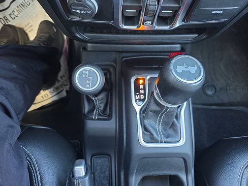 Used 2020 Jeep Wrangler Unlimited Sahara image 40