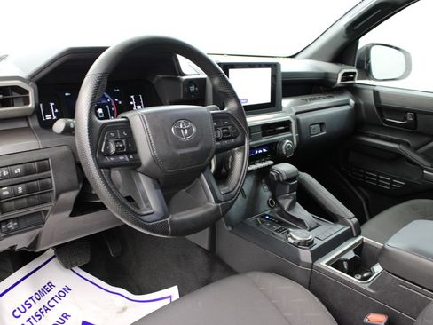 Used 2025 Toyota Tacoma SR5 AWD/4WD image 15
