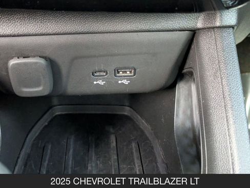 Used 2025 Chevrolet TrailBlazer LT AWD/4WD image 21