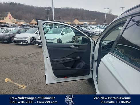 Certified 2025 Volkswagen Taos SE image 37