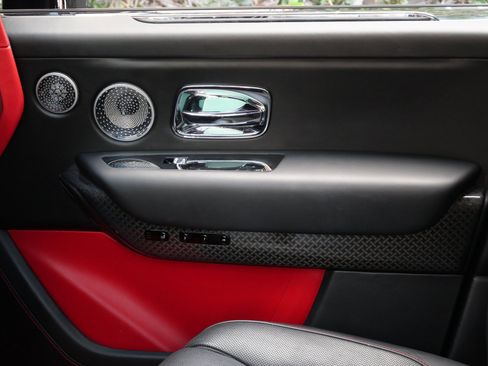 Certified 2020 Rolls-Royce Cullinan Black Badge image 11