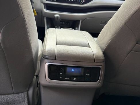 Used 2017 Toyota Highlander LE 4dr SUV (3.5L V6) image 26