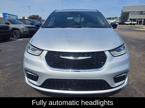 Used 2026 Chrysler Pacifica Limited FWD image 9