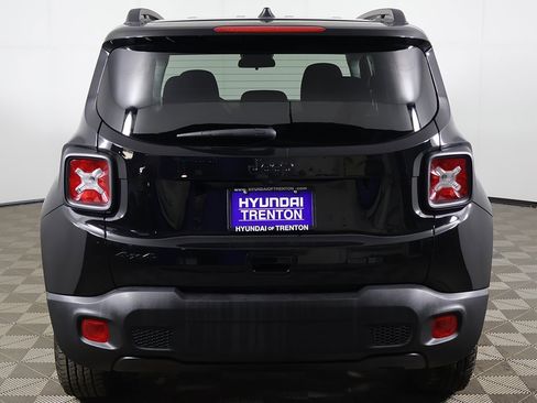 Used 2023 Jeep Renegade Latitude image 12