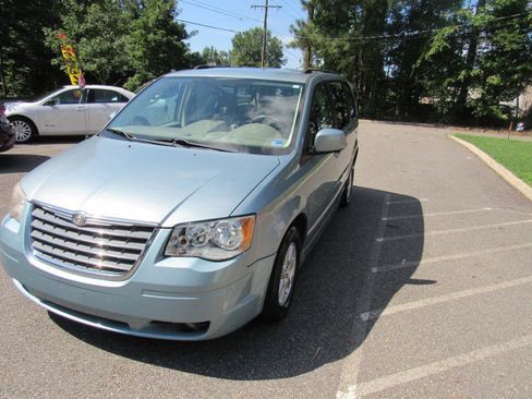 Used 2010 Chrysler Town & Country Touring FWD image 1