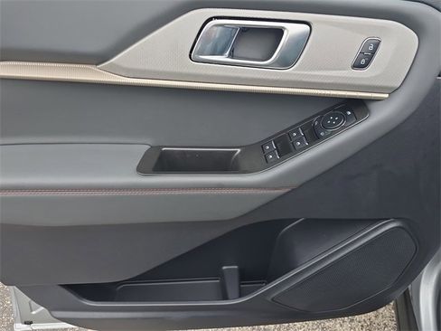 Used 2025 Ford Explorer Active w/ Active Comfort Package image 17