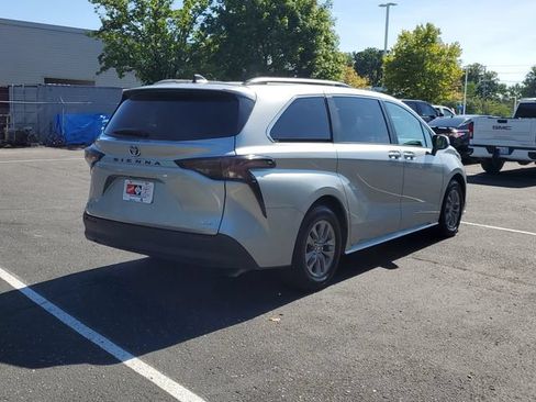 Certified 2025 Toyota Sienna XLE FWD image 4