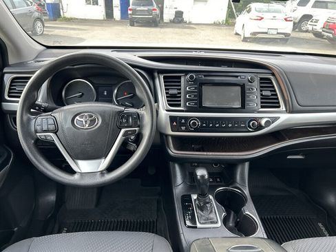 Used 2016 Toyota Highlander LE AWD/4WD image 11