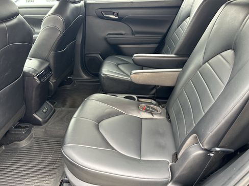 Used 2022 Toyota Highlander XLE image 16