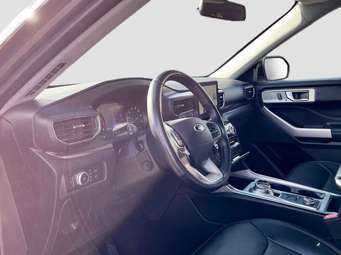 Used 2022 Ford Explorer Limited w/ Equipment Group 301A image 9