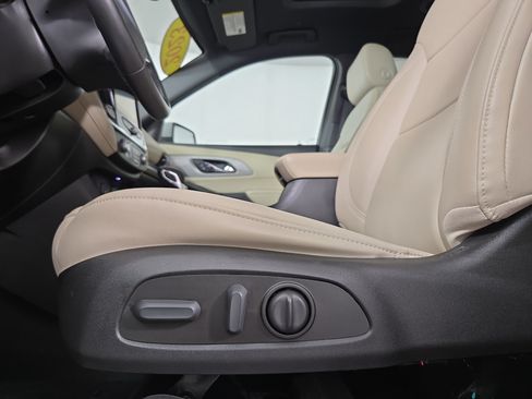 Used 2023 Chevrolet Traverse LT AWD/4WD image 34