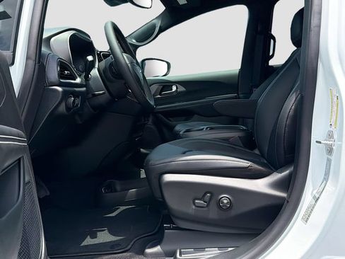New 2027 Chrysler Pacifica Select FWD image 19