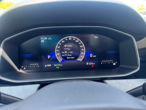 Used 2025 Volkswagen Jetta SE FWD image 32