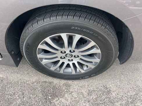 Used 2019 Toyota Sienna XLE w/ XLE Navigation Package FWD image 24