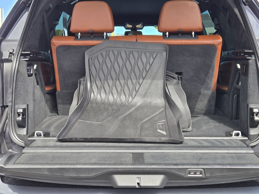 Used 2021 BMW X7 M50i w/ Dynamic Handling Package AWD/4WD image 30