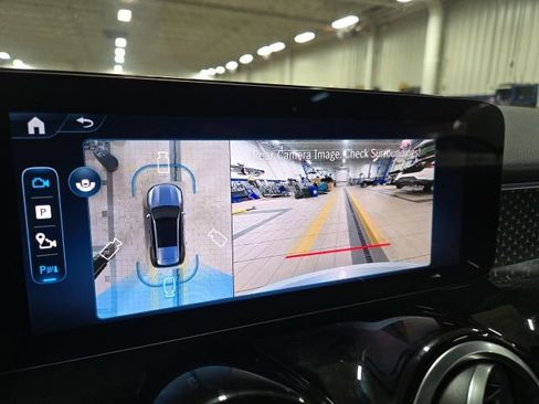 Used 2025 Mercedes-Benz GLB 250 4MATIC image 10