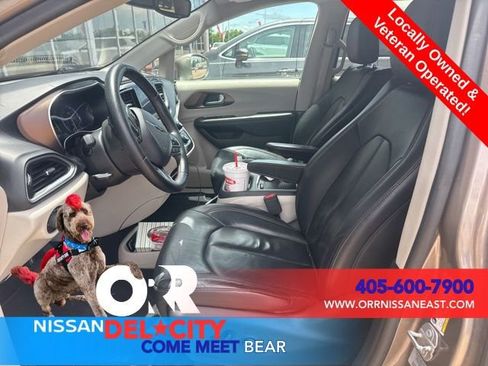 Used 2017 Chrysler Pacifica Touring-L Plus FWD image 3