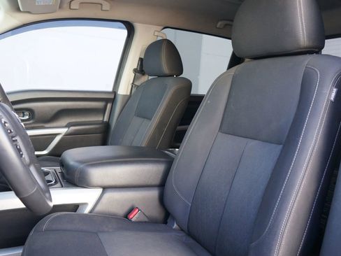 Used 2018 Nissan Titan SV w/ SV Convenience Package image 30
