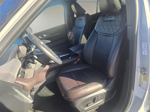 Used 2025 Ford Explorer Platinum w/ LUX Leather Package image 13
