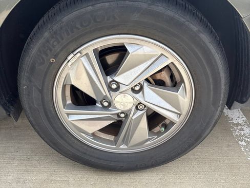 Used 2024 Hyundai Elantra SE FWD image 18