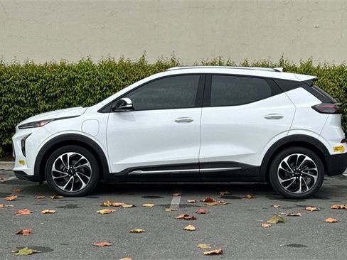 Used 2023 Chevrolet Bolt EUV Premier w/ Sun & Sound Package image 7