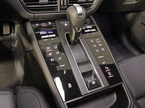 Used 2025 Porsche Macan image 29