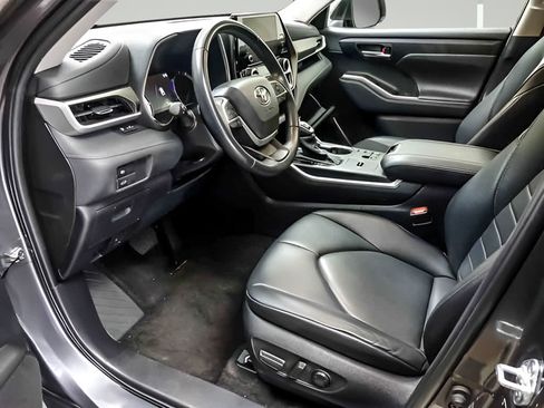 Used 2023 Toyota Highlander XLE AWD/4WD image 10