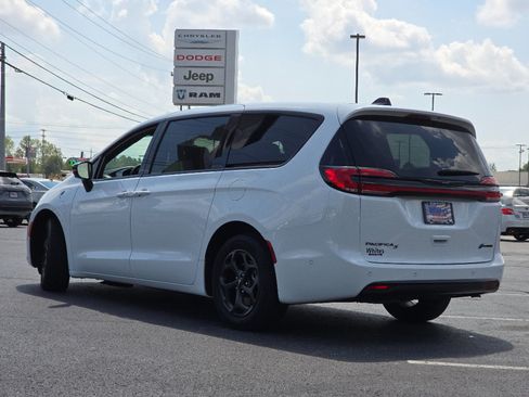 Used 2024 Chrysler Pacifica Limited FWD image 10