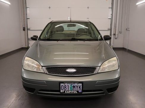 Used 2005 Ford Focus ZX4 Sedan FWD image 6