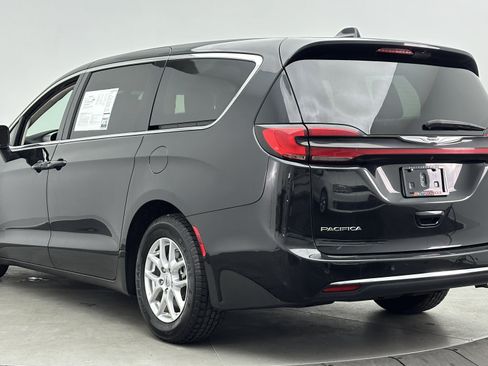 Used 2023 Chrysler Pacifica Touring-L FWD image 4