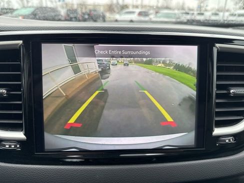 Used 2023 Chrysler Pacifica Touring-L image 16