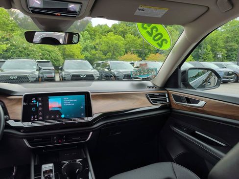 Used 2025 Volkswagen Atlas SE FWD image 10