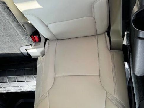 Used 2016 Volvo XC90 T6 Momentum w/ Momentum Plus Package image 27