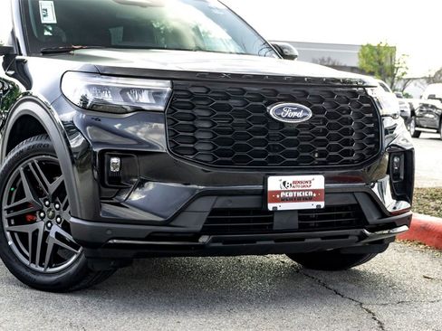 Used 2025 Ford Explorer ST-Line w/ ST-Line Street Pack image 3