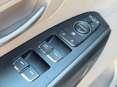 Used 2017 Kia Sedona LX w/ LX Essentials Premium Package FWD image 19