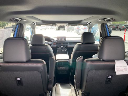 Used 2025 Honda Pilot TrailSport image 11