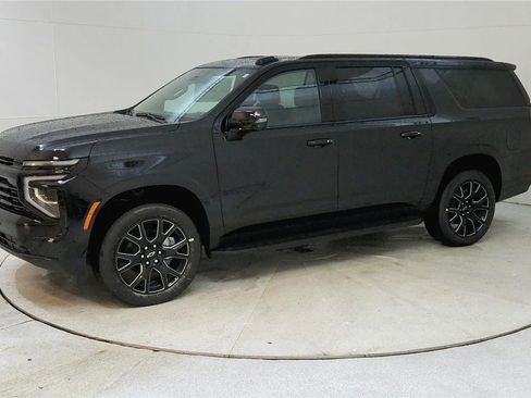 Used 2025 Chevrolet Suburban RST w/ Comfort Package AWD/4WD image 3