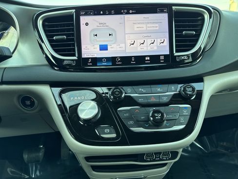 Certified 2023 Chrysler Pacifica Touring-L image 22