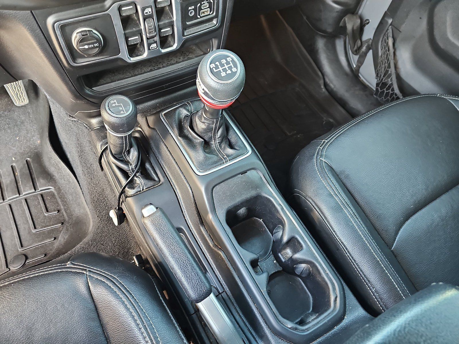 Used 2018 Jeep Wrangler Unlimited Sahara AWD/4WD image 27