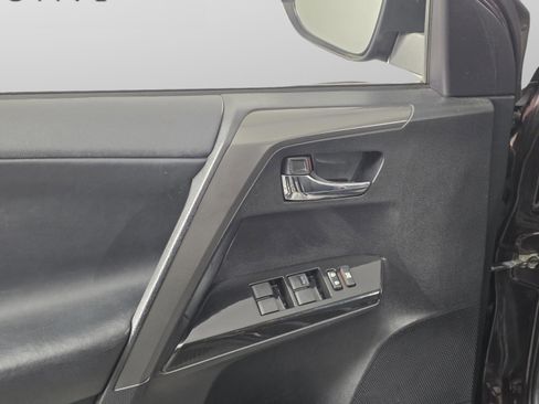 Used 2018 Toyota RAV4 SE image 23