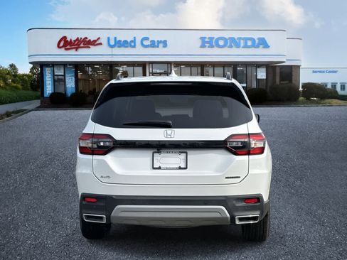 Used 2025 Honda Pilot Touring image 4